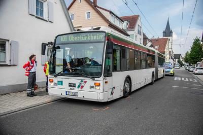 Esslingen-Mettingen: Zwei Kinder gegen Bus gelaufen und teils schwer verletzt